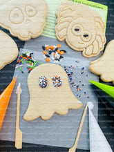 Load image into Gallery viewer, Halloween Cookie Decorating Kit, DIY Cookie Kit, (Large Cookies) ***INCLUDES 24 ITEMS*** With 4 Icing Bags &amp; 3 Deluxe Sprinkle!
