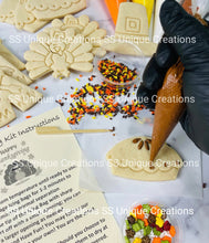 Load image into Gallery viewer, Thanksgiving Cookie Decorating Kit, Thanksgiving DIY Cookie Kit, ***INCLUDES 26 ITEMS*** (Large Cookies), ...Extra Free Bonus !
