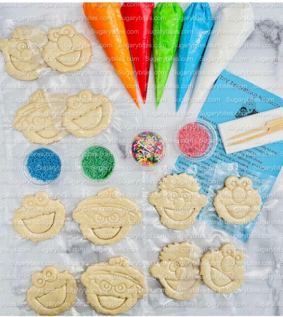 Cookie Decorating Kit, *INCLUDES 26 ITEMS* (Large Cookies) …… with 5 Icing bags and 3 Deluxe Sprinkles!