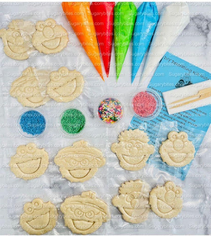 Cookie Decorating Kit, *INCLUDES 26 ITEMS* (Large Cookies) …… with 5 Icing bags and 3 Deluxe Sprinkles!