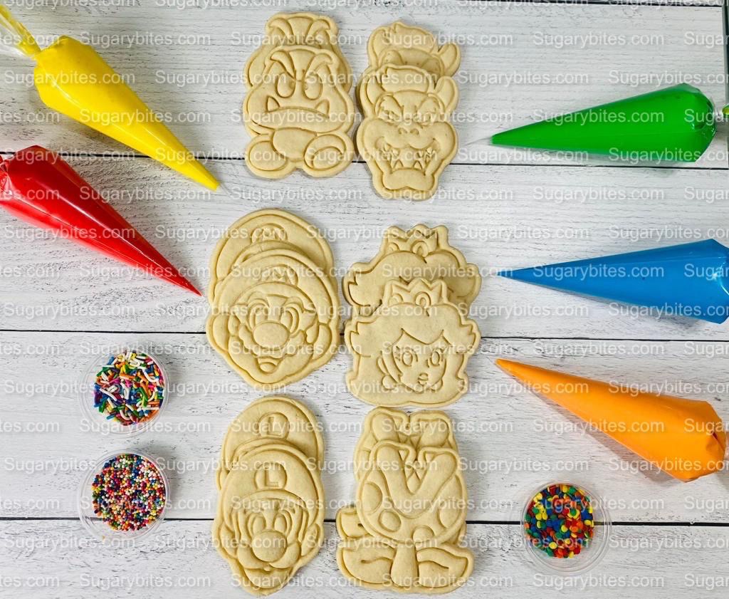 Cookie Decorating Kit, *INCLUDES 26 ITEMS* (Large Cookies) …… with 5 Icing bags and 3 Deluxe Sprinkles!… Plus 2 Bonus Cookies!