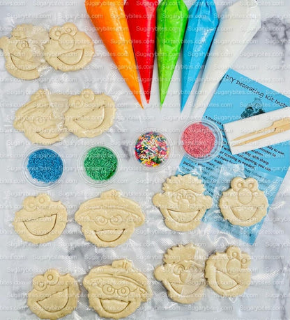 Cookie Decorating Kit, *INCLUDES 26 ITEMS* (Large Cookies) …… with 5 Icing bags and 3 Deluxe Sprinkles!