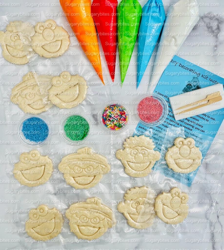 Cookie Decorating Kit, *INCLUDES 26 ITEMS* (Large Cookies) …… with 5 Icing bags and 3 Deluxe Sprinkles!